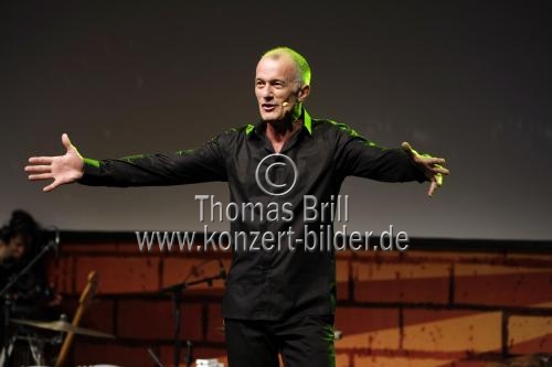 Britischer Radio- und Fernsehmoderator Ray Cokes gastiert mit seiner 